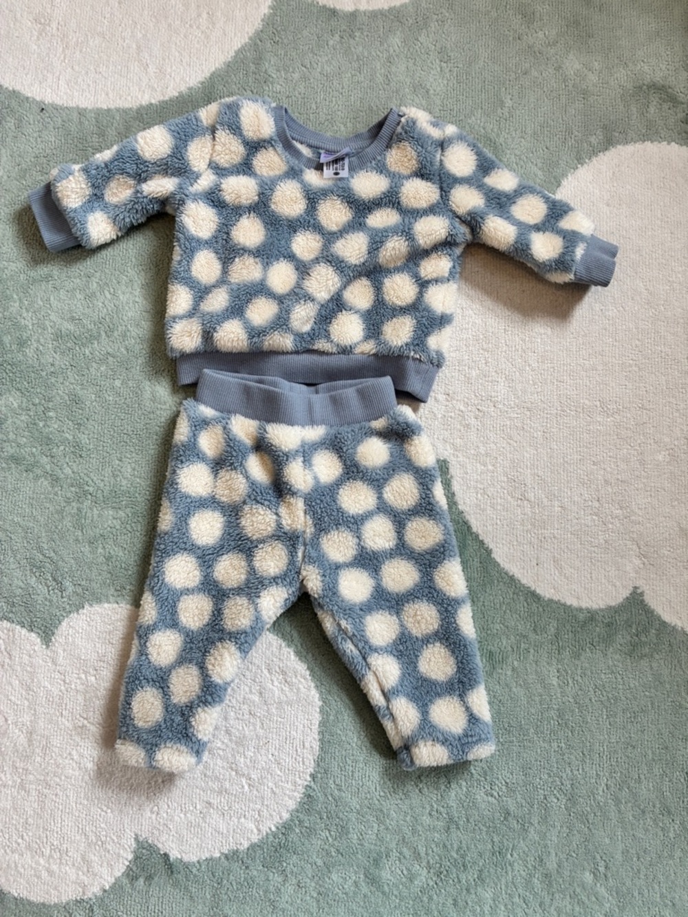 Hanna Andersson Fuzzy Polka Dot Set in blue and White
